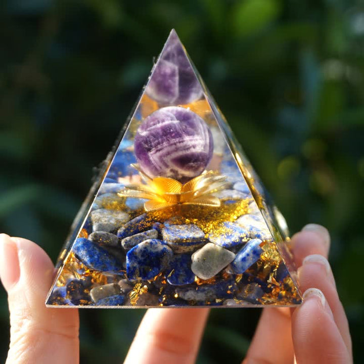 Pyramide d'orgone avec sphère d'améthyste de lotus positif Olivenorma