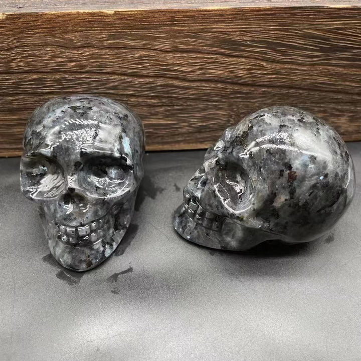 Décoration en pierre précieuse de crâne en cristal naturel sculpté Olivenorma de 7 cm