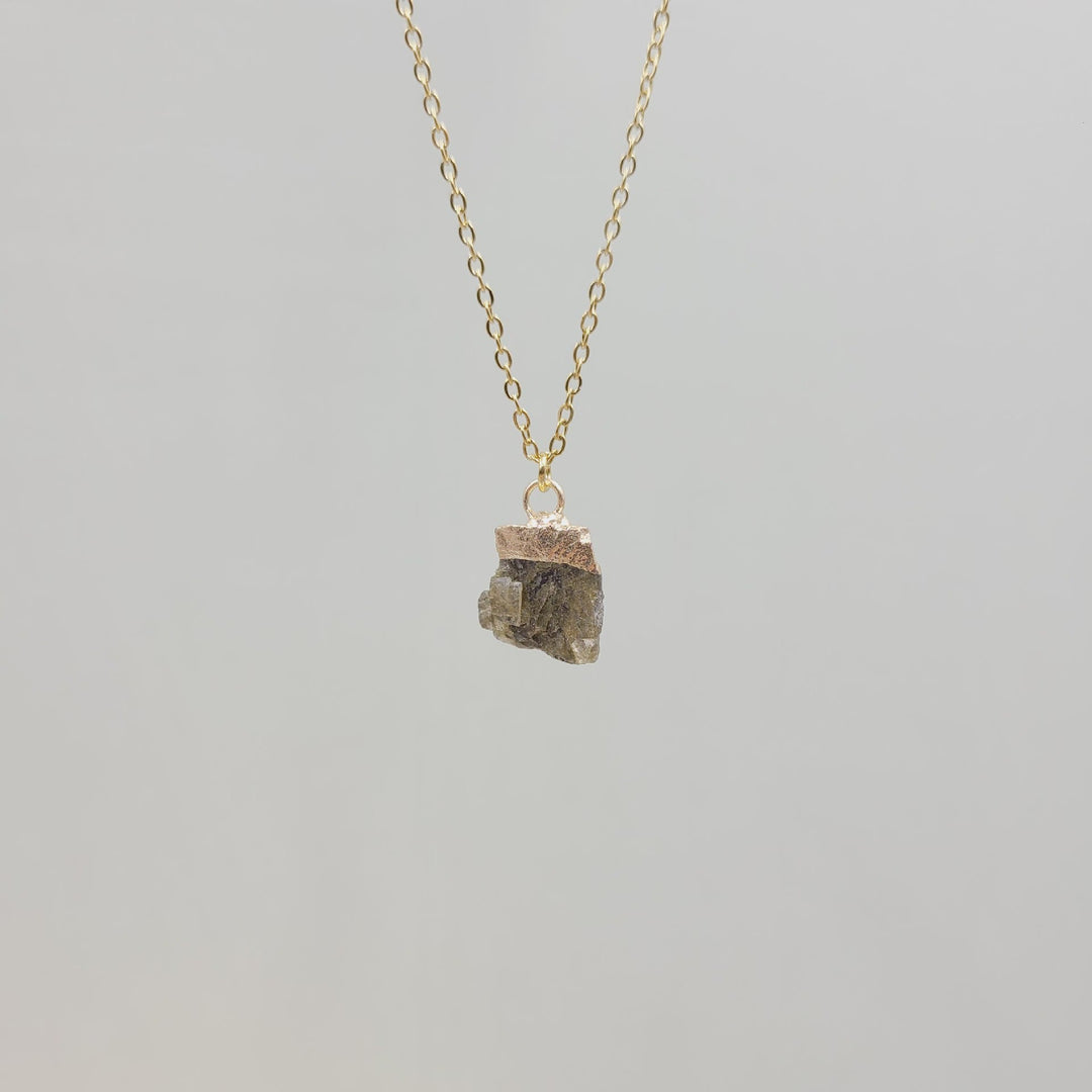 Collier en pierre précieuse brute irrégulière en cristal Olivenorma