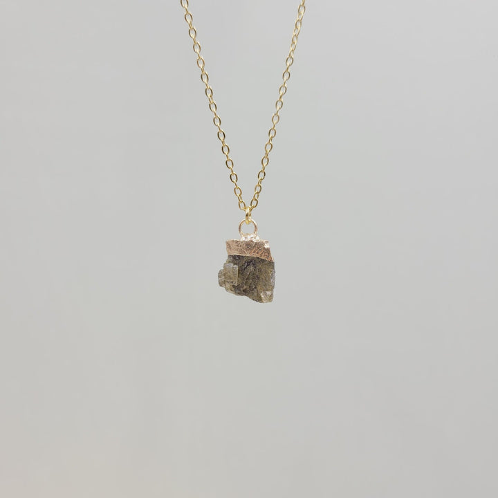 Collier en pierre précieuse brute irrégulière en cristal Olivenorma