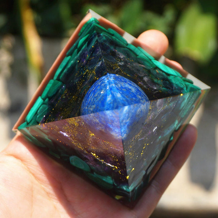 Sphère de lapis-lazuli Olivenorma avec pyramide d'améthyste et de malachite