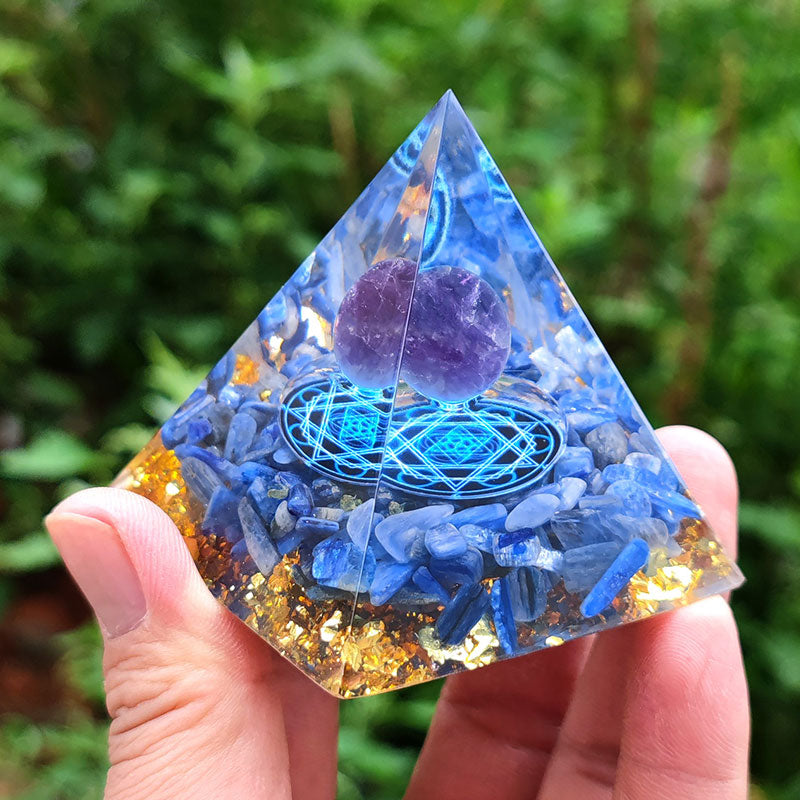 Pyramide d'orgone en cyanite Olivenorma avec boule d'améthyste