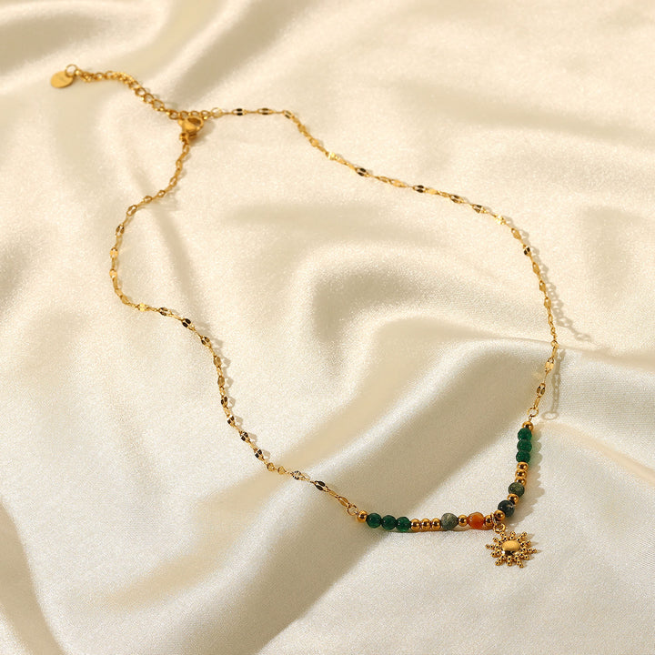 Collier avec pendentif en pierre de soleil émeraude et labradorite Olivenorma