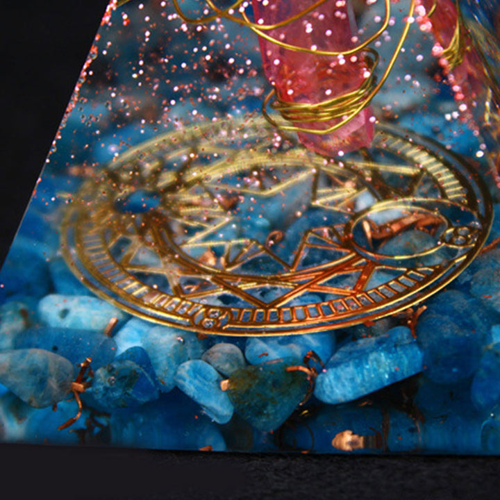 Pyramide d'orgone en quartz rouge Olivenorma avec lapis-lazuli
