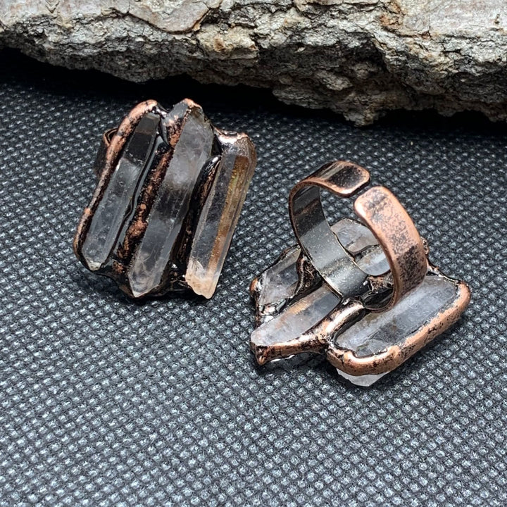 Bague réglable à triple combinaison irrégulière en quartz clair naturel Olivenorma