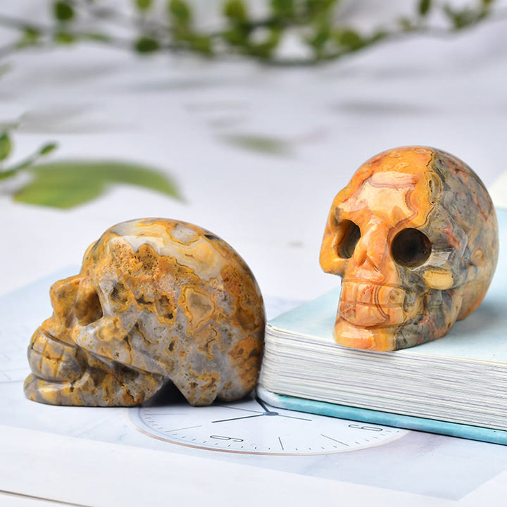 Décoration artisanale en pierres précieuses avec crâne gravé en cristal Olivenorma