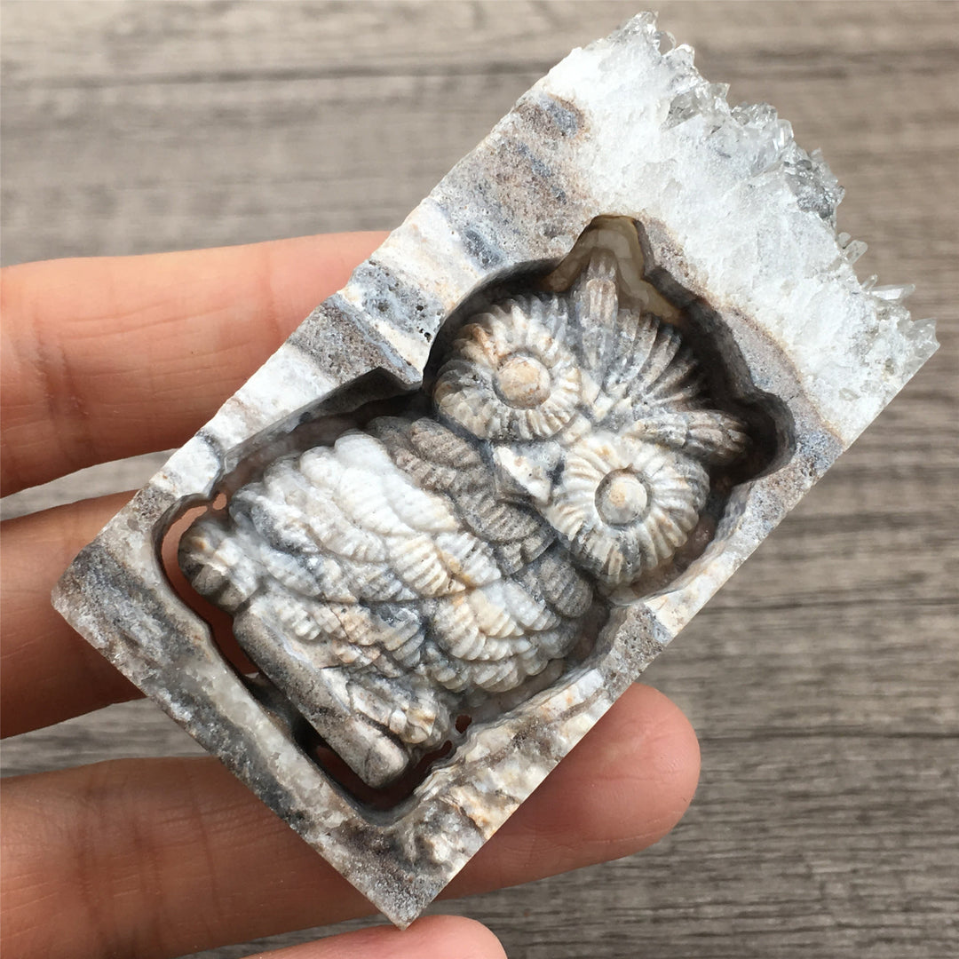 Ornement artisanal en cristal sculpté en forme de hibou en cristal naturel Olivenorma