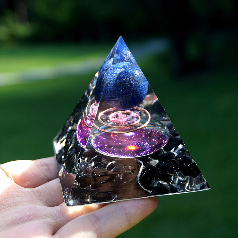 Sphère de lapis-lazuli Olivenorma avec pyramide d'orgone en obsidienne