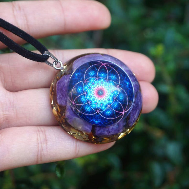 Collier avec pendentif en charoïte naturelle Olivenorma