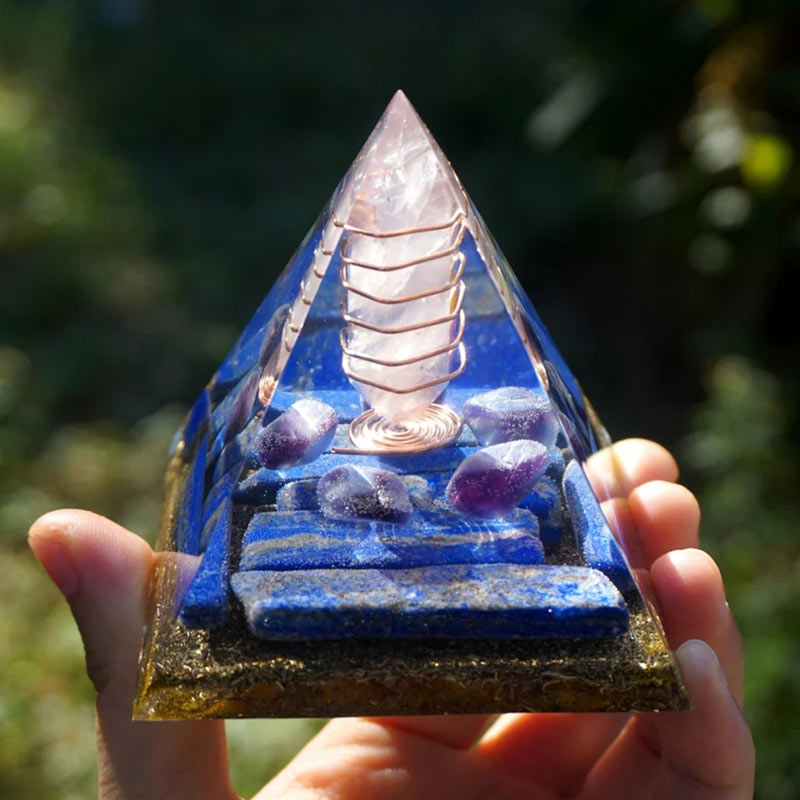 Pilier en quartz rose Olivenorma avec pyramide orgonite en lapis-lazuli