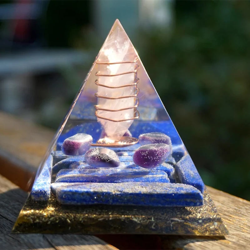 Pilier en quartz rose Olivenorma avec pyramide orgonite en lapis-lazuli