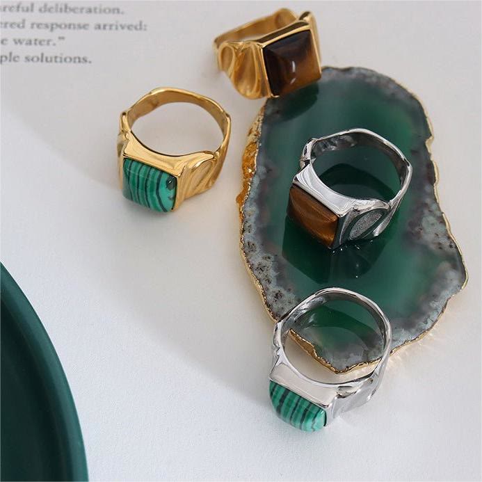 Bague Olivenorma carrée en or, argent et titane avec œil de tigre et malachite