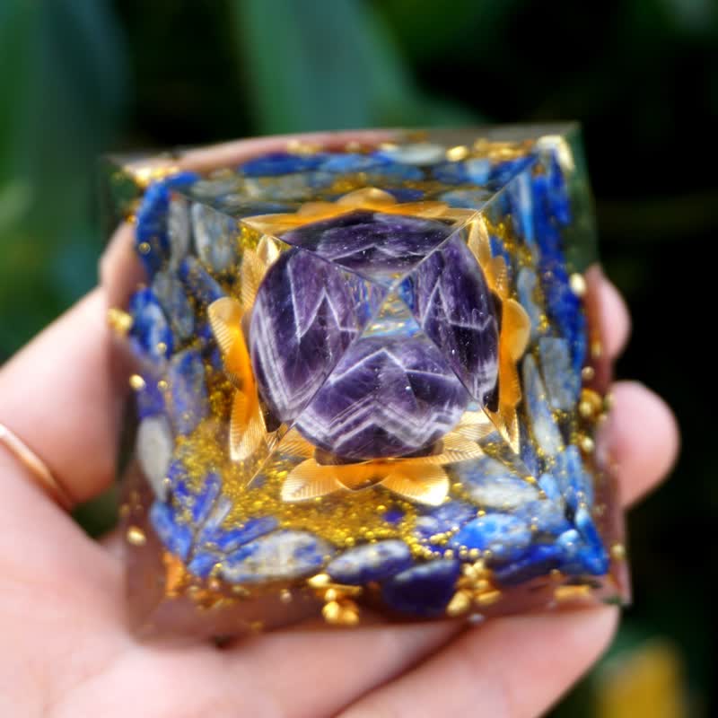 Pyramide d'orgone avec sphère d'améthyste de lotus positif Olivenorma
