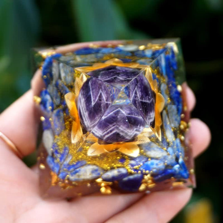 Pyramide d'orgone avec sphère d'améthyste de lotus positif Olivenorma