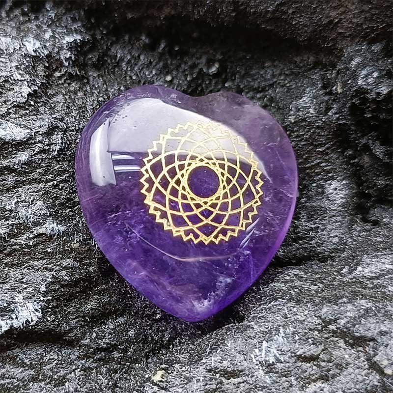 Ensemble de cristaux en forme de cœur avec 7 pierres de chakra