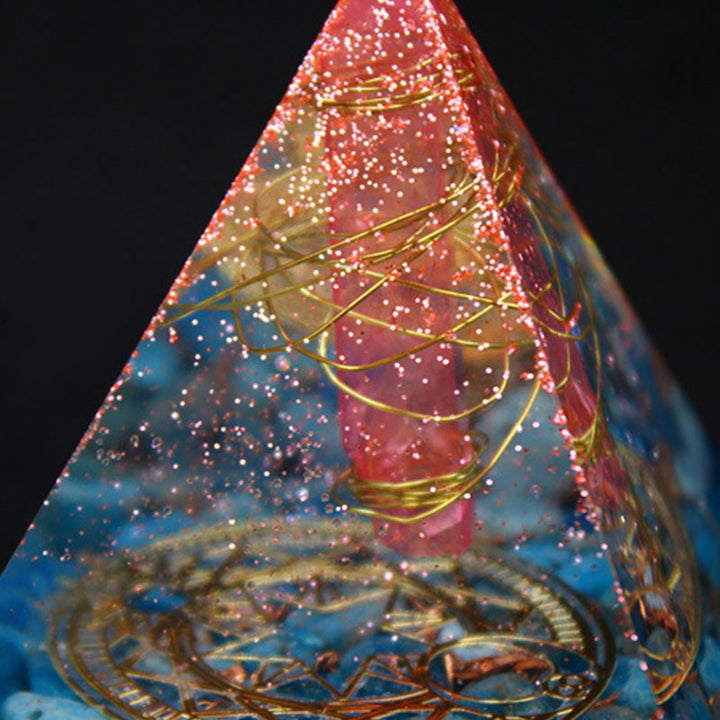 Pyramide d'orgone en quartz rouge Olivenorma avec lapis-lazuli