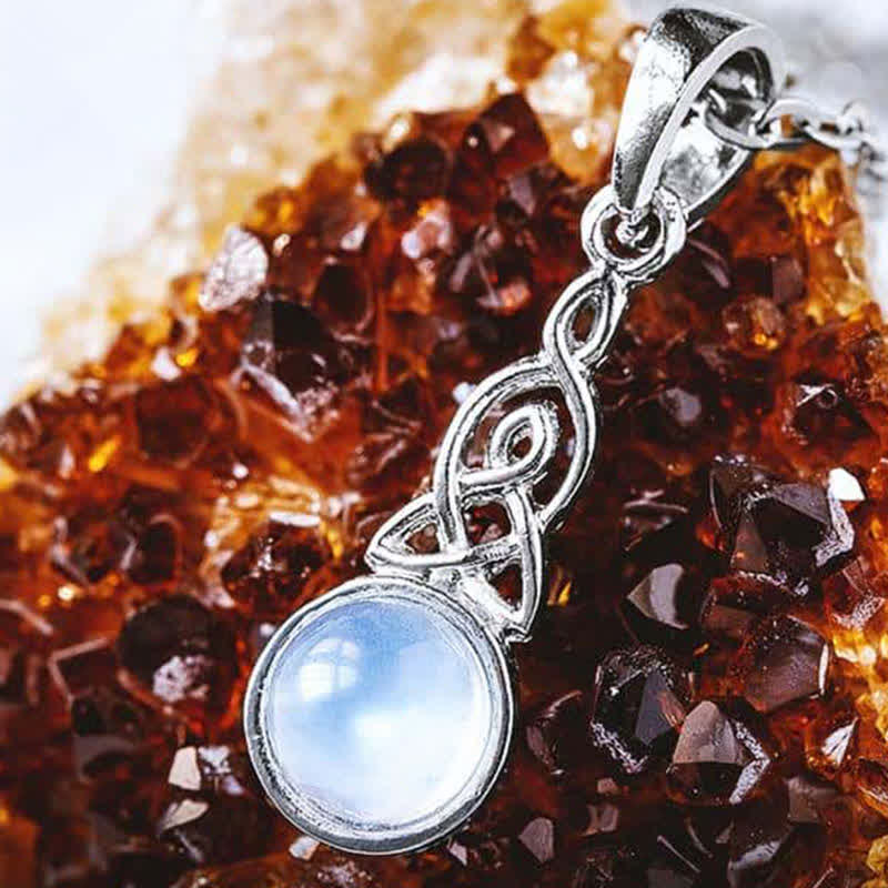 Collier en pierre de lune avec nœud celtique