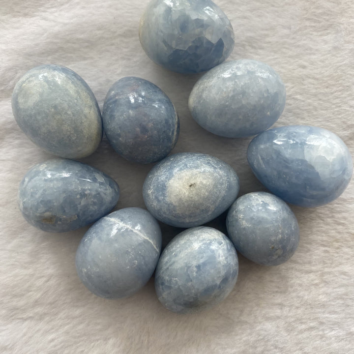 Œuf en cristal bleu aigue-marine poli Olivenorma en forme d'œuf