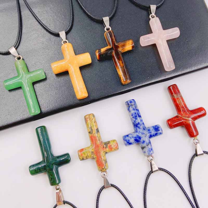 Pendentif de guérison en forme de croix en cristal naturel Olivenorma