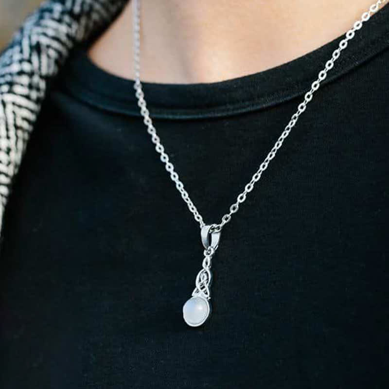 Collier en pierre de lune avec nœud celtique