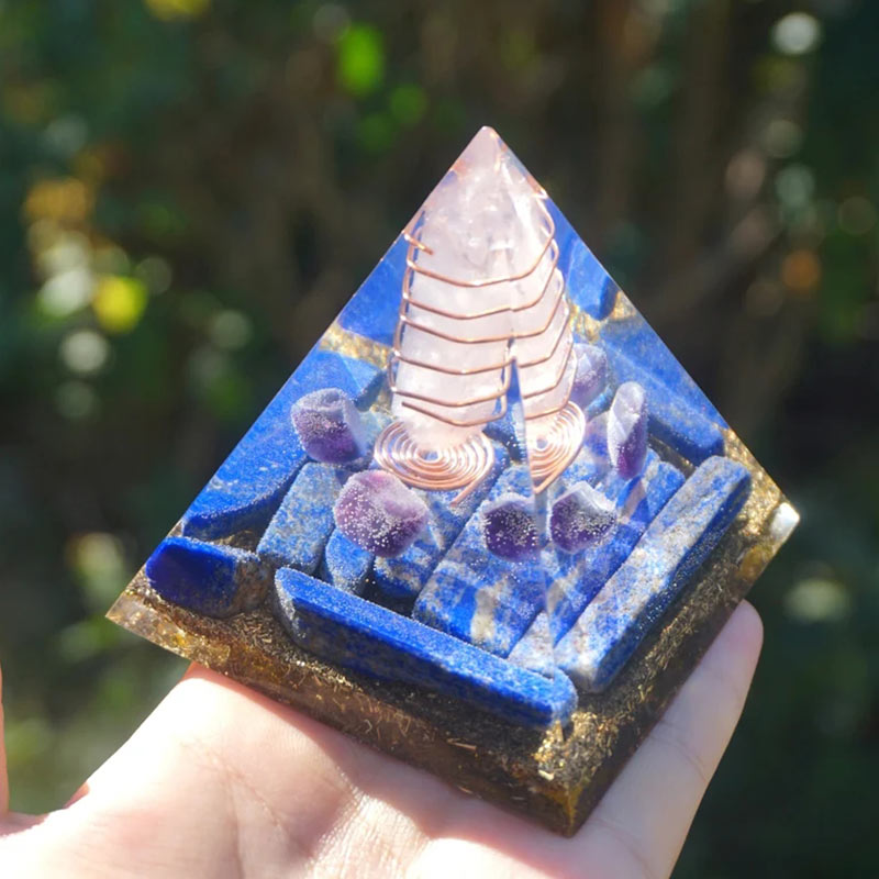 Pilier en quartz rose Olivenorma avec pyramide orgonite en lapis-lazuli