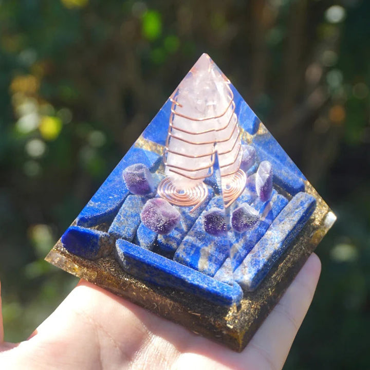 Pilier en quartz rose Olivenorma avec pyramide orgonite en lapis-lazuli