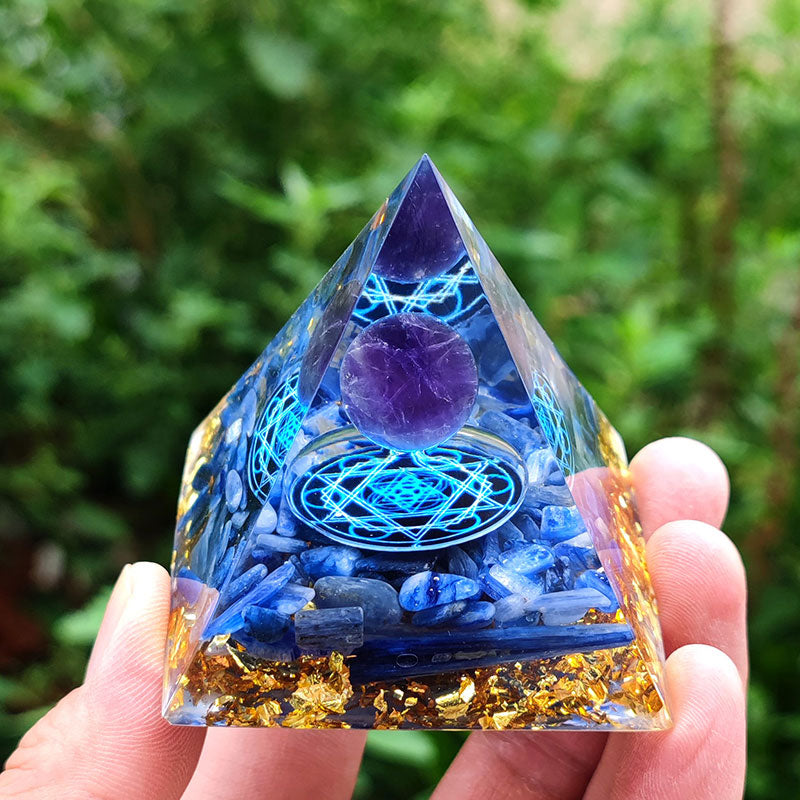 Pyramide d'orgone en cyanite Olivenorma avec boule d'améthyste