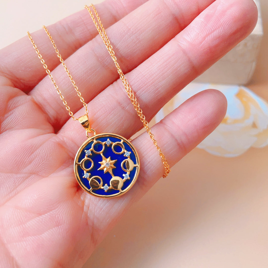 Collier Olivenorma en lapis-lazuli avec huit phases de lune et étoile