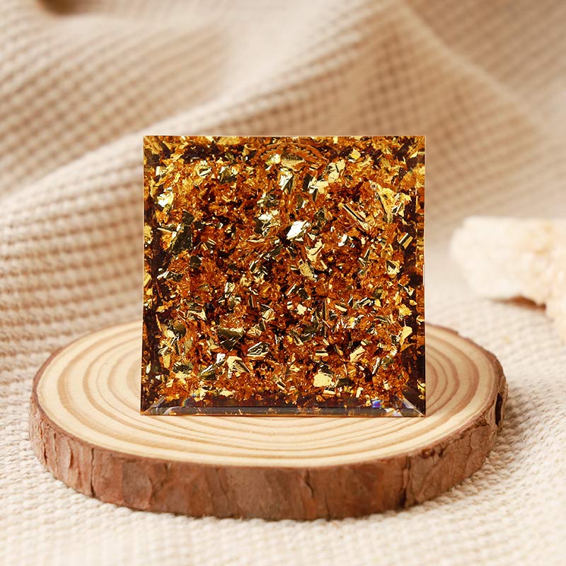 Pyramide d'orgone Hamsa en quartz clair Olivenorma avec tourmaline noire