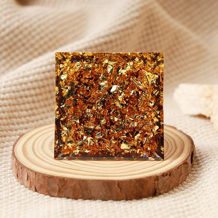 Pyramide d'orgone Hamsa en quartz clair Olivenorma avec tourmaline noire