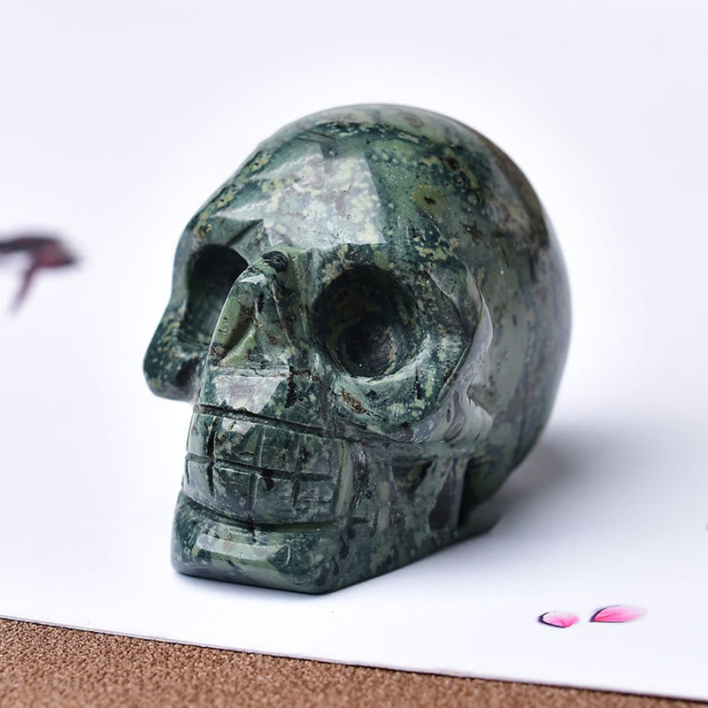 Décoration artisanale en pierres précieuses avec crâne gravé en cristal Olivenorma