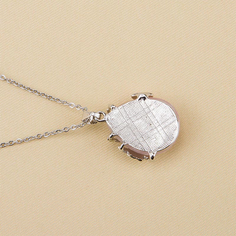 Collier en pierres précieuses avec ailes de papillon en cristal
