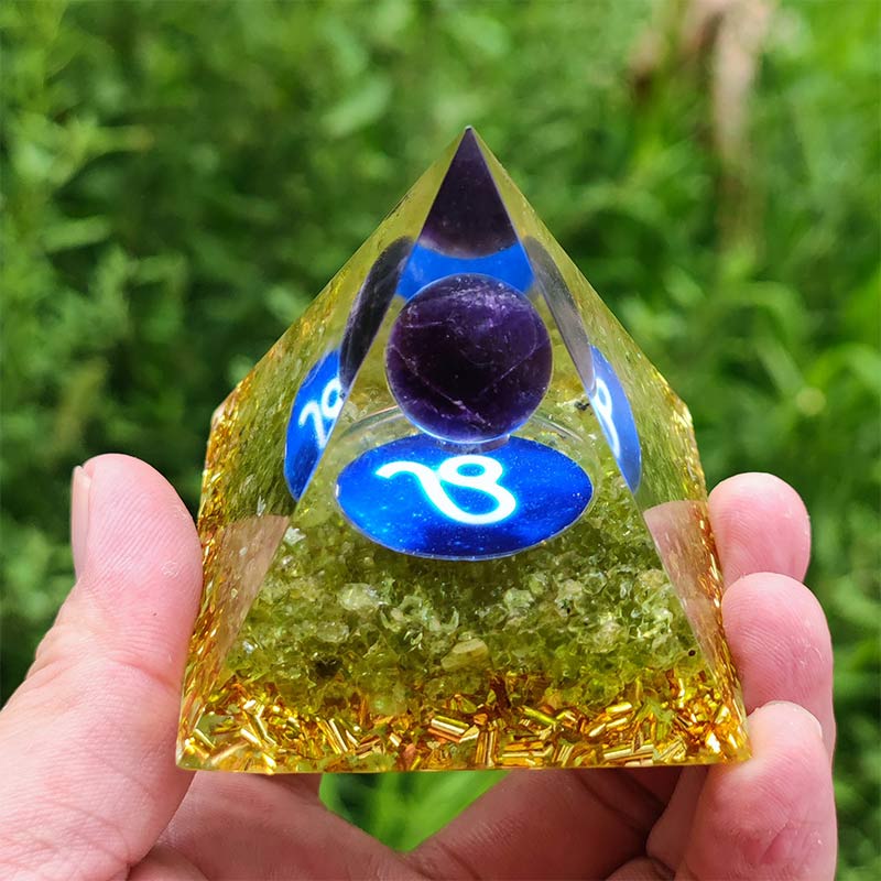 Pyramide d'orgone du zodiaque Lion en améthyste Olivenorma avec péridot
