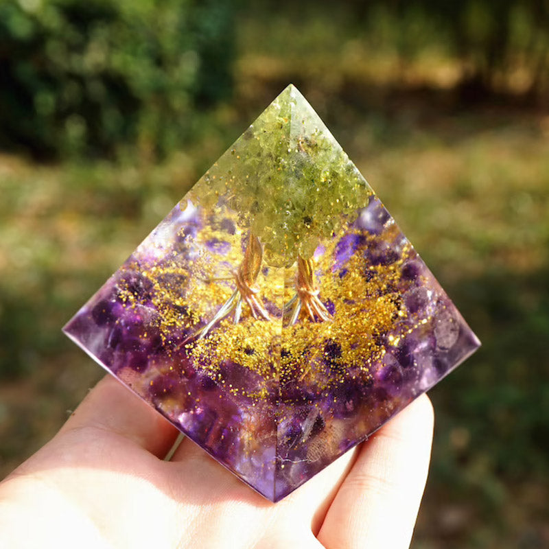 Péridot Olivenorma avec pyramide d'orgone d'arbre de vie en améthyste
