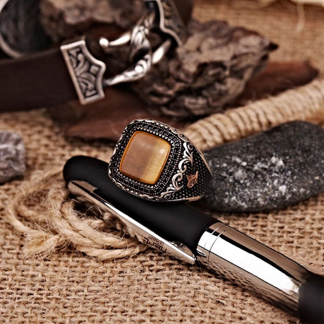 Bague pour homme en métal avec œil de tigre gravé Olivenorma