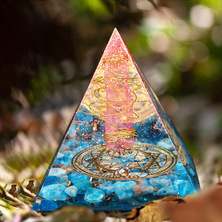 Pyramide d'orgone en quartz rouge Olivenorma avec lapis-lazuli