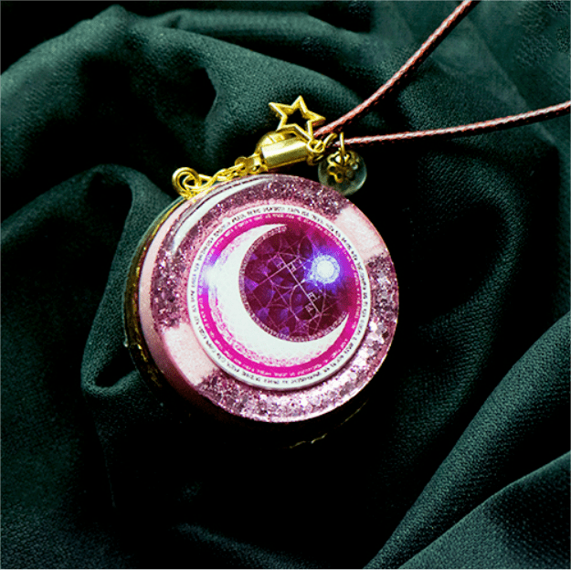 Collier Orgonite avec pendentif en phase de lune rose et banderole Moonlight Streamer Olivenorma