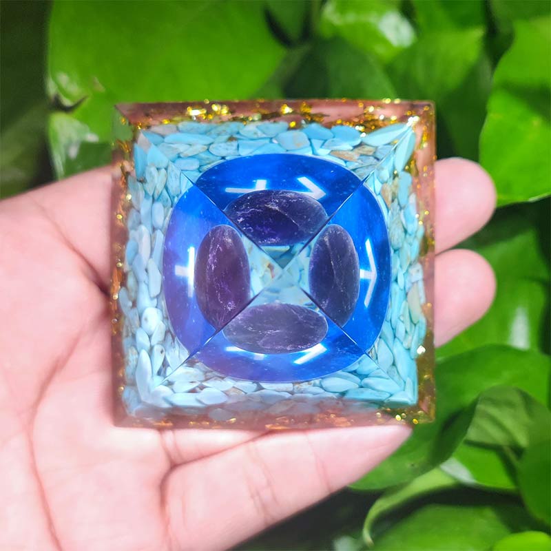 Pyramide d'orgone du zodiaque Sagittaire en turquoise Olivenorma avec lapis-lazuli