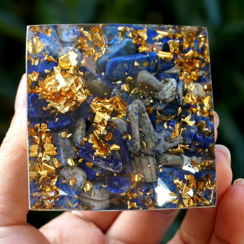 Pyramide d'orgone avec sphère d'améthyste de lotus positif Olivenorma