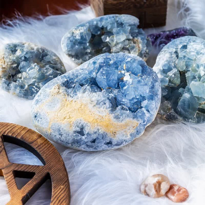 Décoration en pierre précieuse de géode de cyanite naturelle Olivenorma