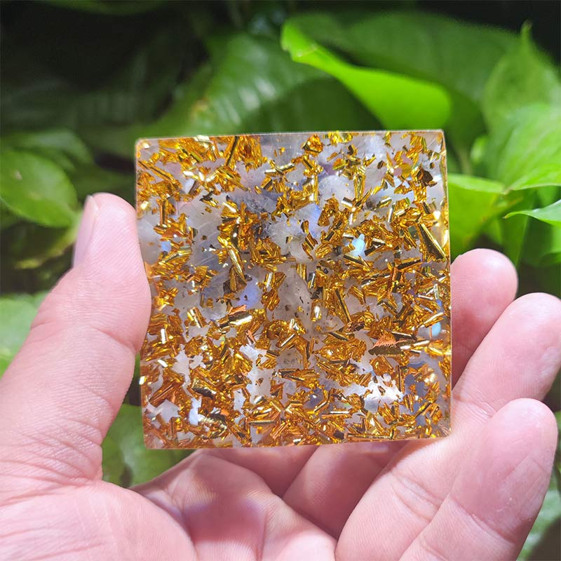 Pyramide d'orgone du zodiaque Gémeaux en améthyste Olivenorma avec quartz clair