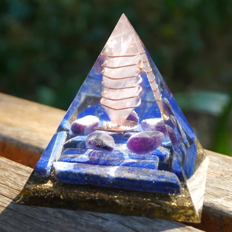 Pilier en quartz rose Olivenorma avec pyramide orgonite en lapis-lazuli