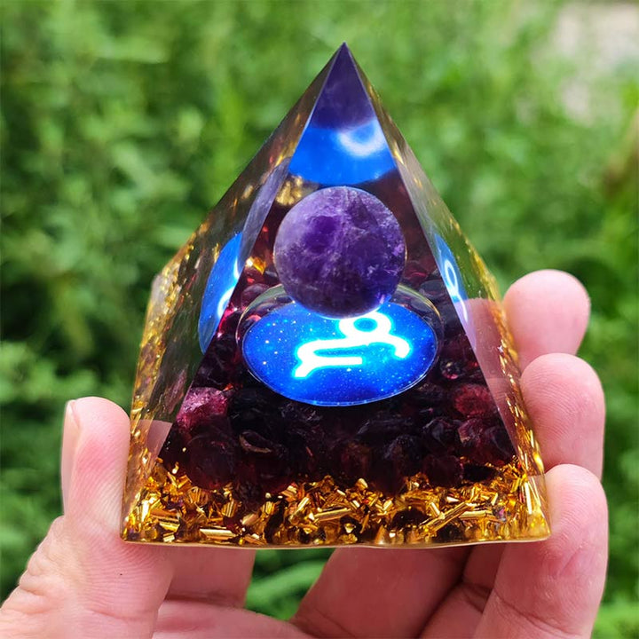 Pyramide d'orgone du zodiaque Capricorne en améthyste Olivenorma avec grenat