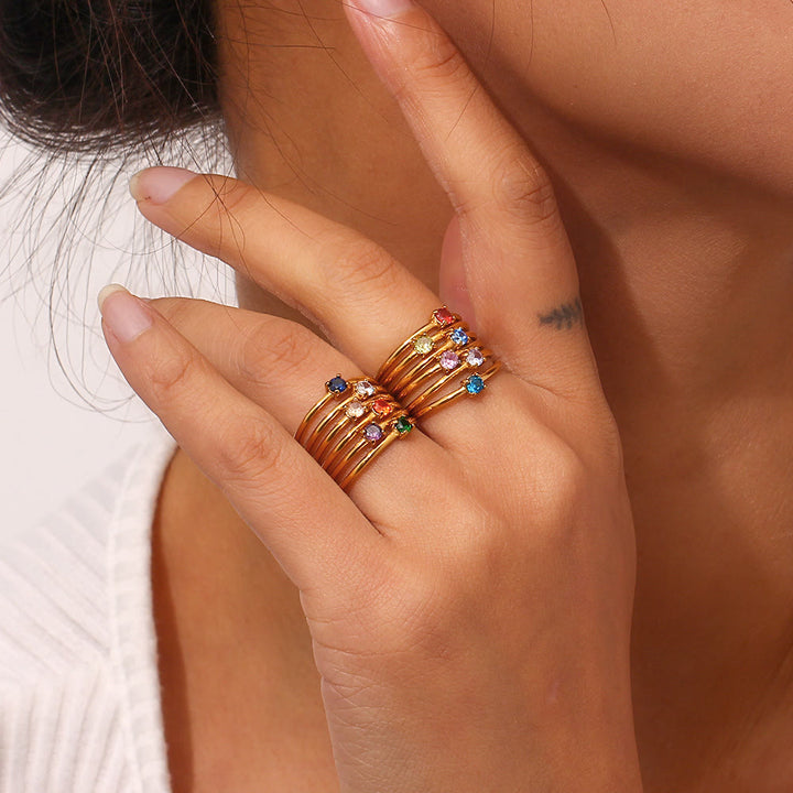 Bague simple en acier inoxydable plaqué 18 carats avec pierre de naissance Olivenorma