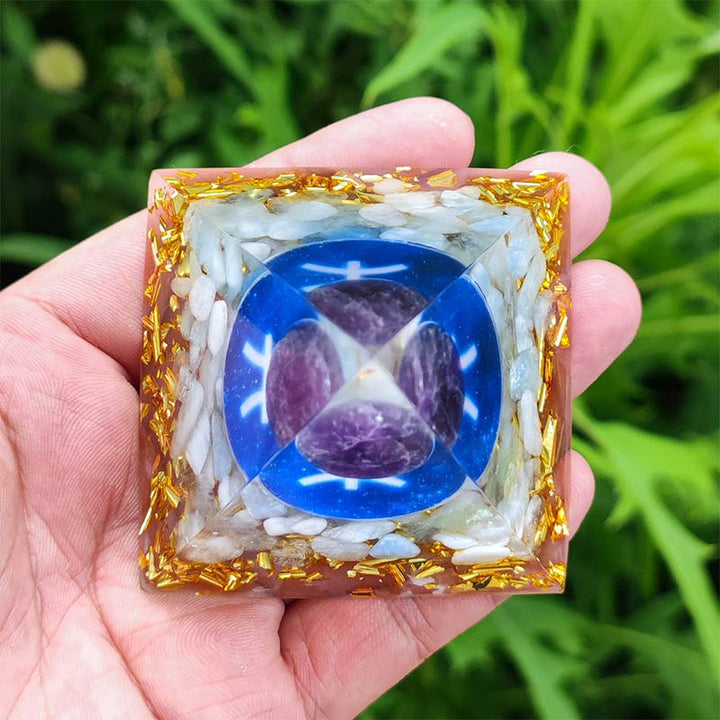 Pyramide d'orgone du zodiaque Poissons en améthyste Olivenorma avec agate blanche