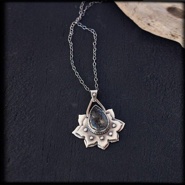 Collier en pierre œil de chat en forme de goutte de lotus double Olivenorma