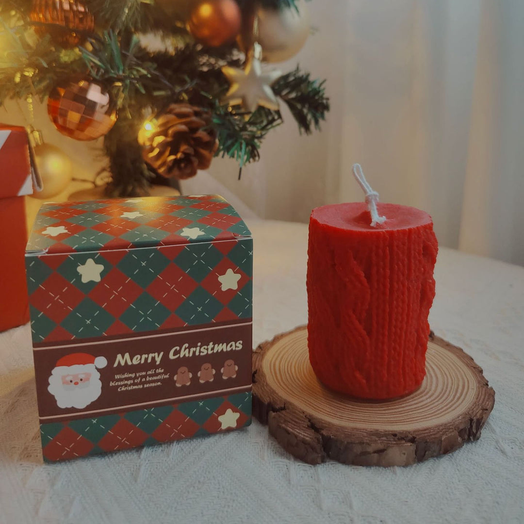 Bougie de Noël en forme de chaussette avec boule de laine gravée Olivenorma