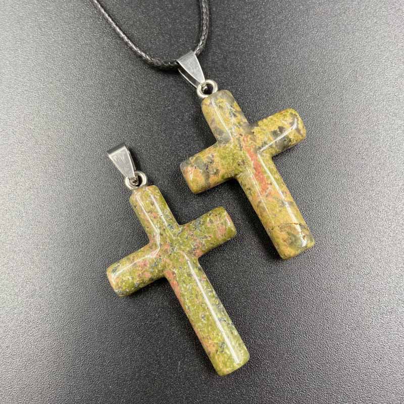 Pendentif de guérison en forme de croix en cristal naturel Olivenorma