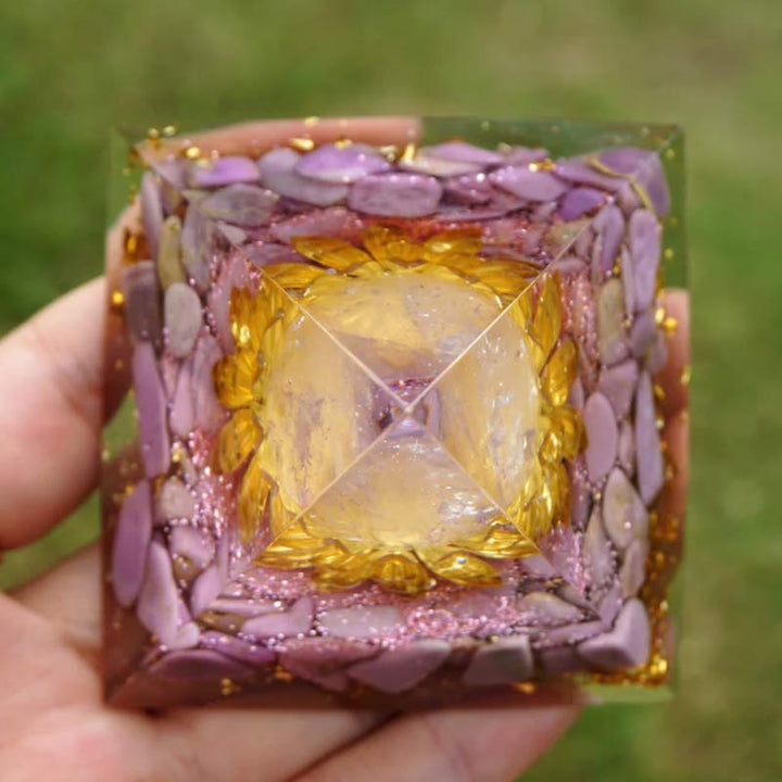 Pyramide d'orgone de guérison en lépidolite Olivenorma avec quartz rose
