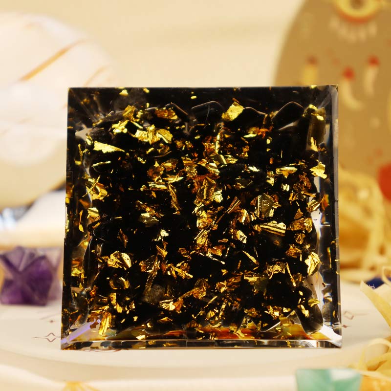 Pyramide d'orgone en obsidienne œil de tigre Olivenorma, symbole OM